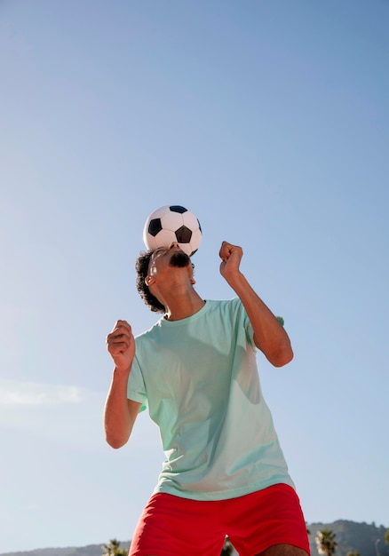 サッカーをしている肖像画の若い男