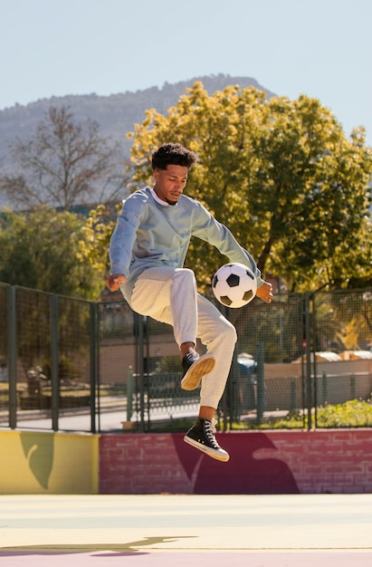 Foto gratuita ritratto giovane che gioca a calcio