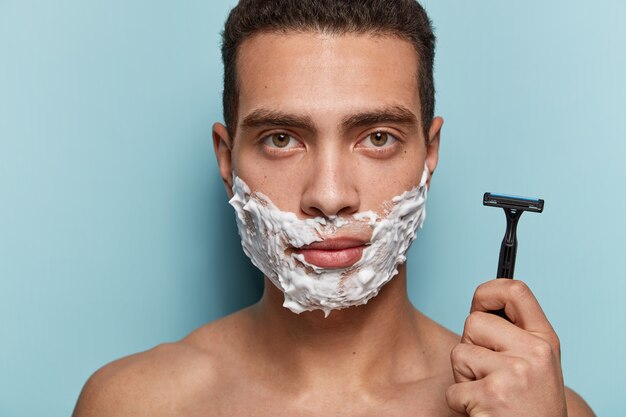 그의 수염을 면도하는 젊은 남자의 초상화