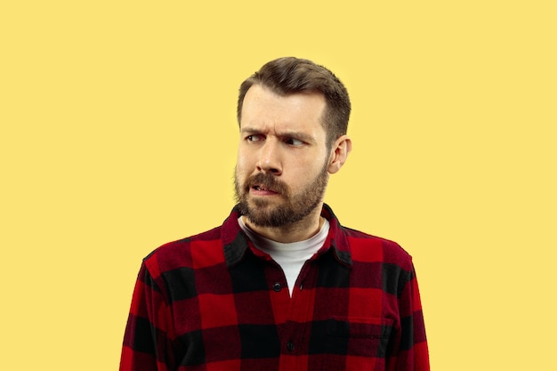 Free photo portrait of young man in shirt.front view. trendy colors. serious and thoughtful looking.