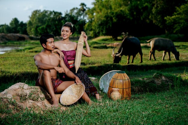 Портрет молодого человека топлес, сидя рядом с красивой женщиной в красивой одежде в сельском стиле жизни