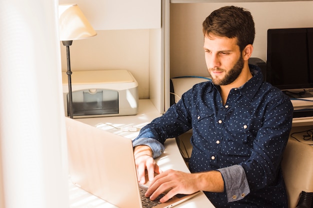 Free photo portrait of a young man using digital tablet