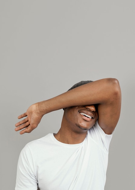 Free photo portrait young man wearing cap posing