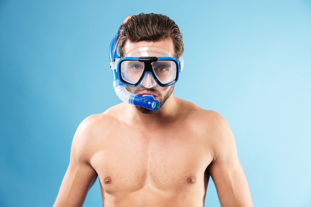 Free photo portrait of a young man wearing swimming mask and snorkel