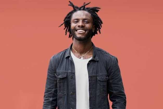 Free photo portrait of young man with afro dreadlocks and jacket