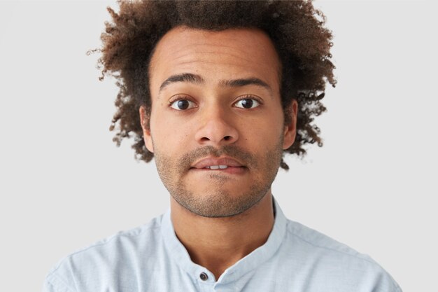 Портрет молодого человека с вьющимися волосами в рубашке