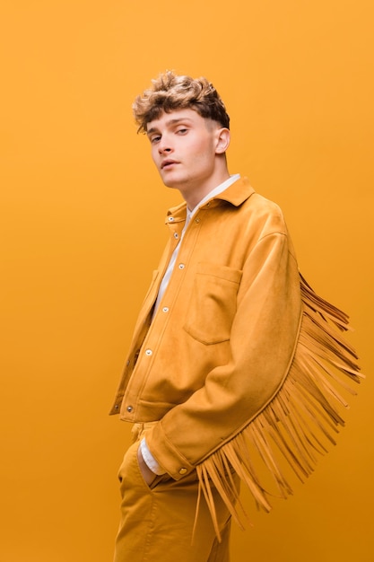 Free photo portrait of young man in a yellow scene