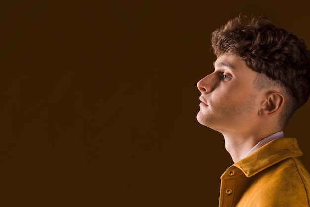 Free photo portrait of young man in a yellow scene