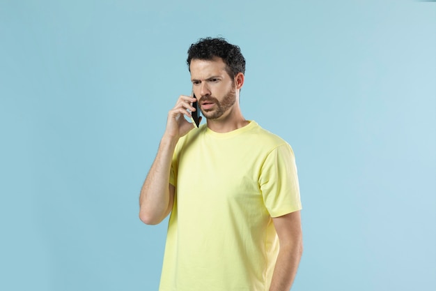 Free photo portrait of young man in a yellow shirt