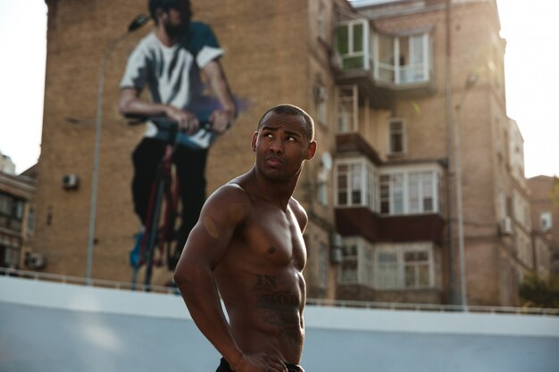 Free photo portrait of a young muscular sportsman looking away