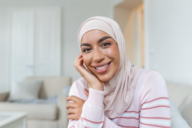 スカーフsmileHappyモーメントの概念の肖像画の若いイスラム教徒の女性カジュアルウェアとヒジャーブで美しいイスラム教徒の女性モデルのヘッドショット