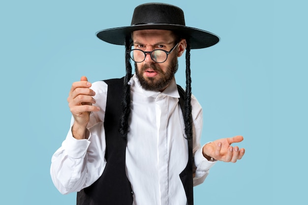 Free photo portrait of a young orthodox hasdim jewish man