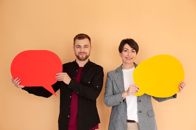 Free photo portrait of young people with thought bubble