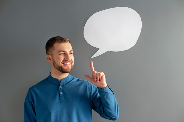 Free photo portrait of young person with thought bubble