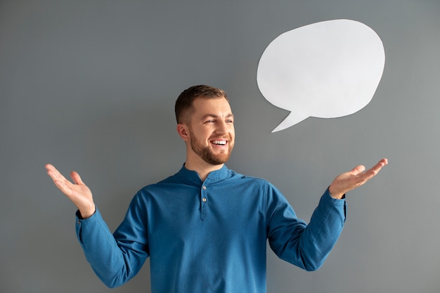 Free photo portrait of young person with thought bubble