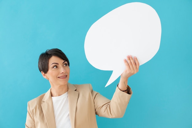 Free photo portrait of young person with thought bubble