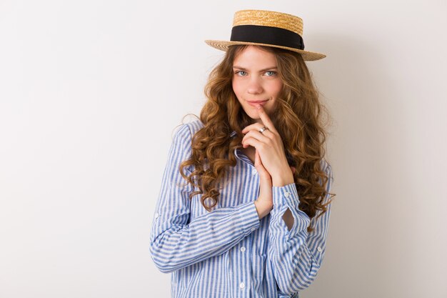 밀짚 모자 청바지 블루 코튼 셔츠 흰 벽에 포즈 젊은 예쁜 여자의 초상화