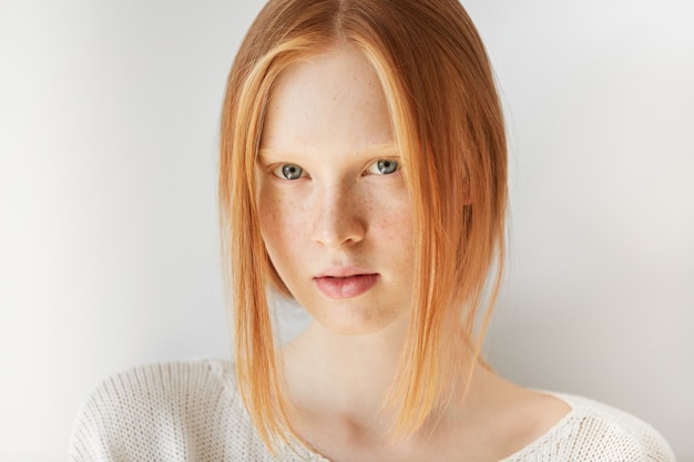 ポーズ若い赤髪の女性の肖像画