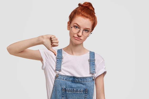 Foto gratuita ritratto di giovane donna dai capelli rossi