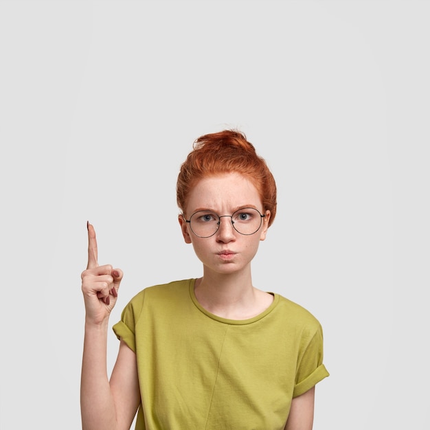 Free photo portrait of young red-haired woman