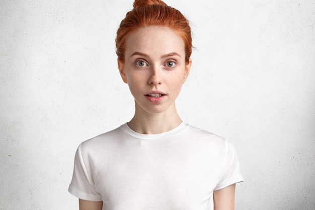 Free photo portrait of young red-haired woman