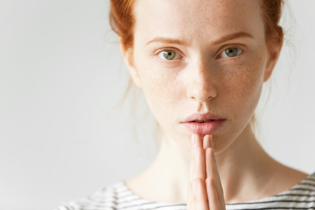 Foto gratuita ritratto di giovane donna dai capelli rossi