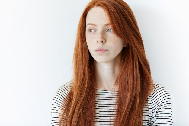 若い赤髪の女性の肖像画