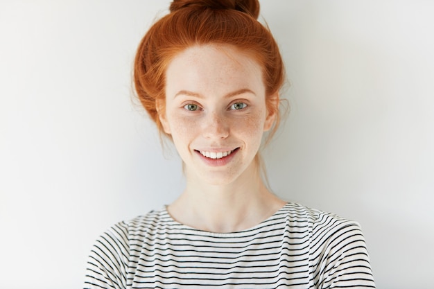 Free photo portrait of young red-haired woman