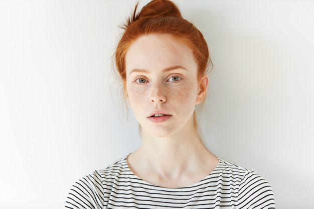 Foto gratuita ritratto di giovane donna dai capelli rossi