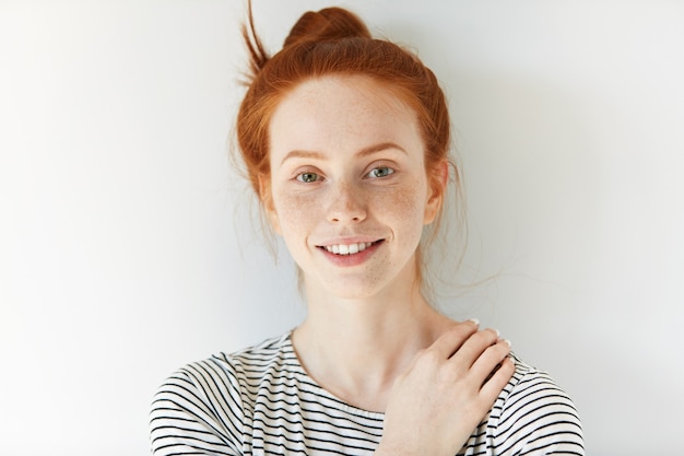 Free photo portrait of young red-haired woman