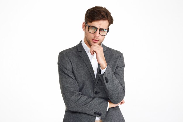 Портрет молодой серьезный деловой человек в очках