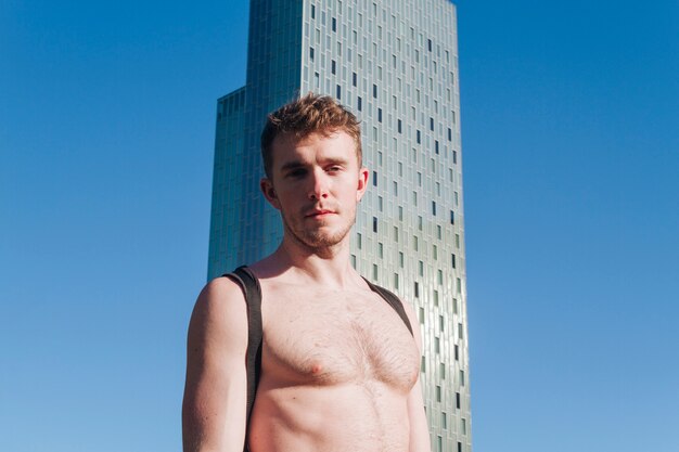 Портрет молодого человека без рубашки, глядя на камеру