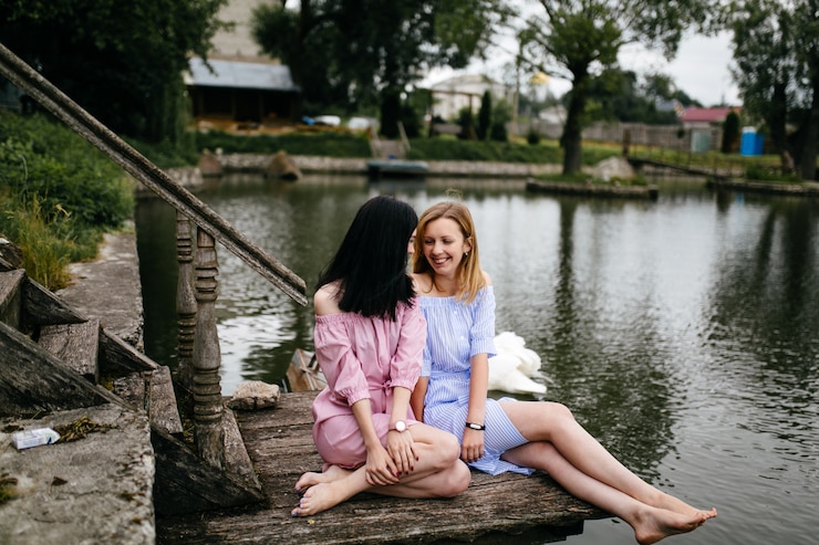 Free Photo portrait of young sisters