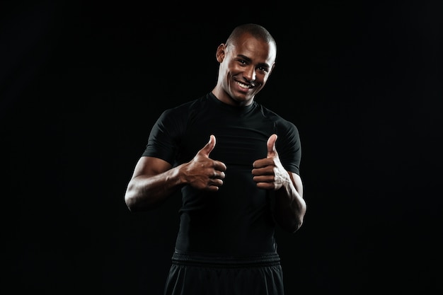親指を現して、若い笑顔アフリカスポーツ男の肖像