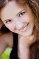 Free photo portrait of young smiling girl in the park