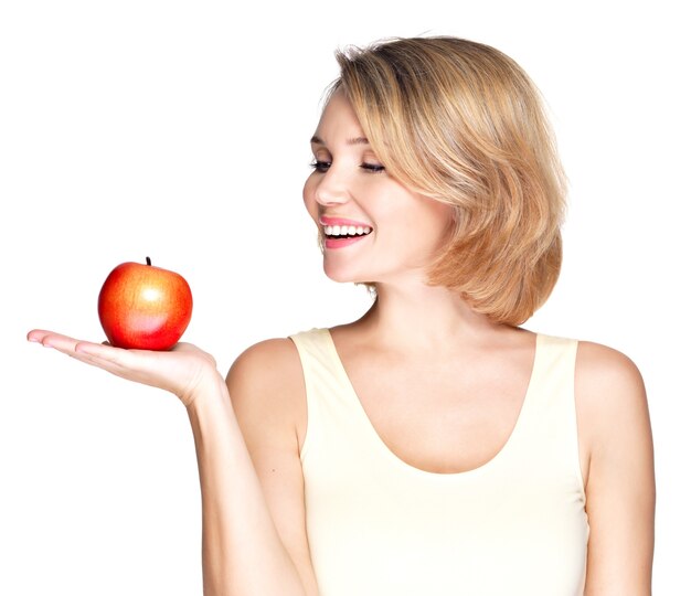 白で隔離赤いリンゴと若い笑顔の健康な女性の肖像画。