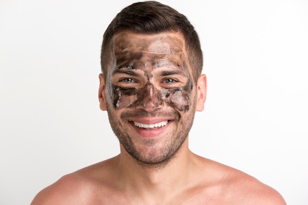 Il ritratto di giovane uomo sorridente ha applicato la maschera nera sul fronte e sull'esame della macchina fotografica