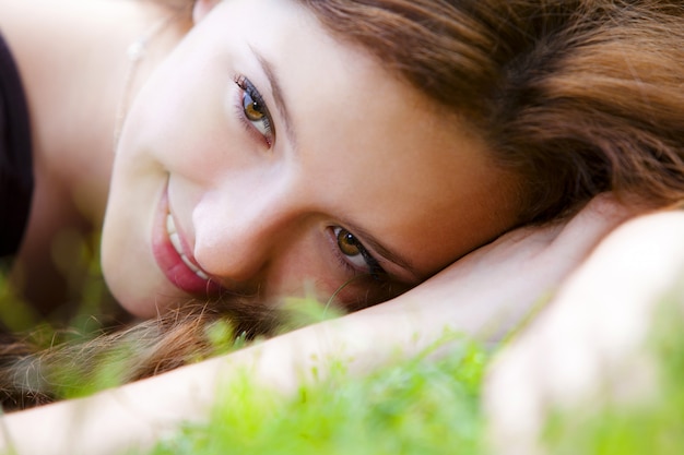 Free photo portrait of young smiling redhaired girl