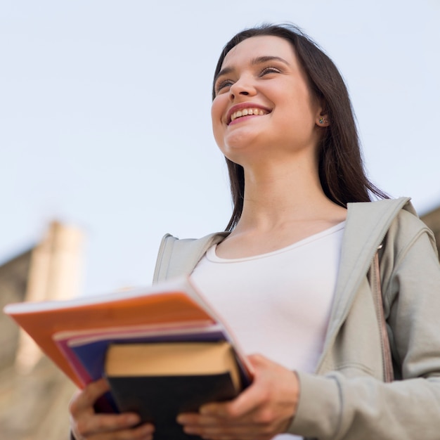 Foto gratuita ritratto di giovane studente felice di tornare all'università