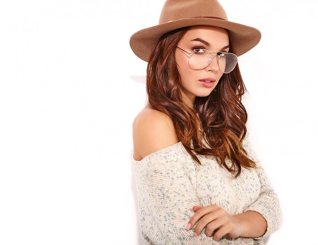 고립 된 안경에 자연스러운 화장과 갈색 모자에 캐주얼 여름 옷에 세련 된 젊은 여자 모델의 초상화.