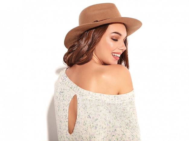 Foto gratuita il ritratto di giovane modello alla moda della ragazza in estate casuale copre in cappello marrone con trucco naturale isolato.