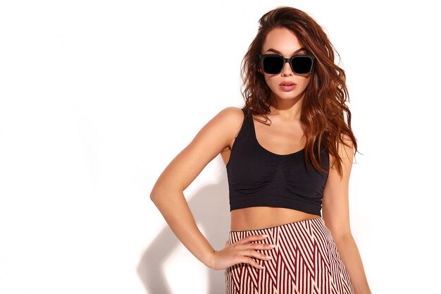 Портрет молодой стильной девушки модели в повседневной летней одежде с естественным макияжем в солнцезащитные очки изолированы