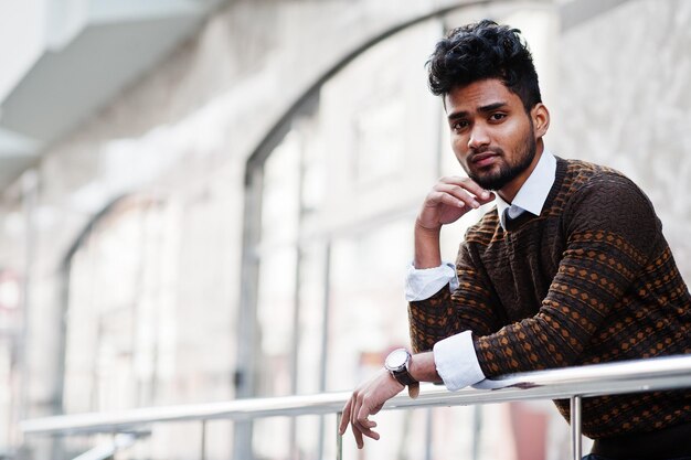 젊은 세련 된 인도 남자 모델의 초상화 거리에서 포즈