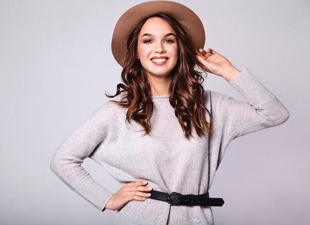 자연 메이크업 갈색 모자에 회색 캐주얼 여름 옷에 젊은 세련된 웃음 모델의 초상화