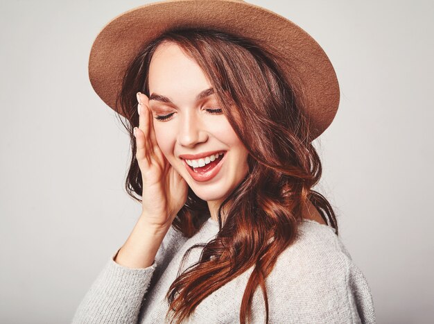 자연 메이크업 갈색 모자에 회색 캐주얼 여름 옷에 젊은 세련된 웃음 모델의 초상화