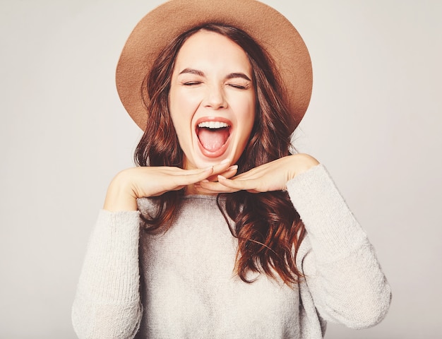 Free photo portrait of young stylish laughing model in gray casual summer clothes in brown hat with natural makeup