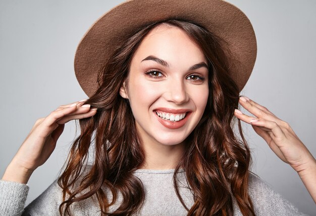 갈색 모자에 회색 캐주얼 여름 옷에 젊은 세련된 웃음 모델의 초상화