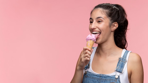 アイスクリームを食べる若い10代の少女の肖像画