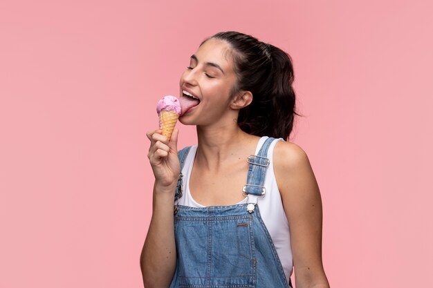 Портрет молодой девочки-подростка, едят мороженое