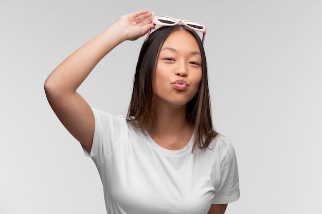 Free photo portrait of young teenage girl with cool sunglasses